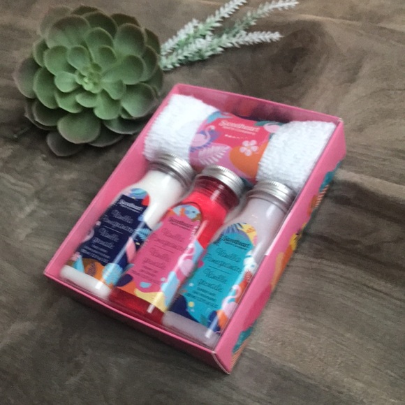 🔥4 for $25🔥 SWEETHEART BATH CO. Vanilla Pomegranate Bath Set -NEW in gift box. - Picture 2 of 3